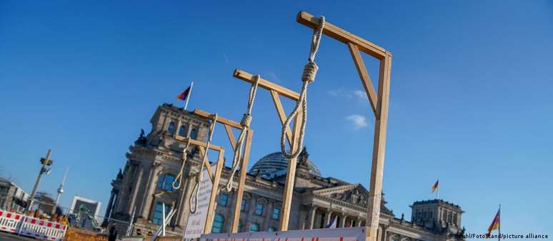 Em Berlim, protestos em frente ao prédio do Parlamento alemão contra as execuções no Irã 