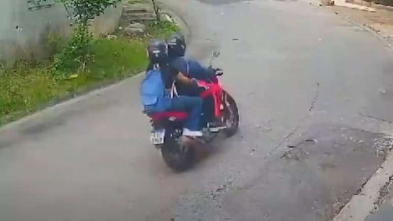 A imagem mostra o motoboy levando sua vítima até um local abandonado