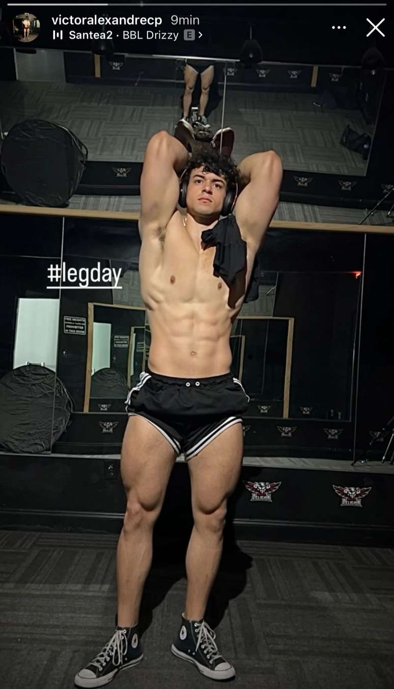 The handsome son of Xanddy and Carla Perez amazes by showing off a muscular and defined body