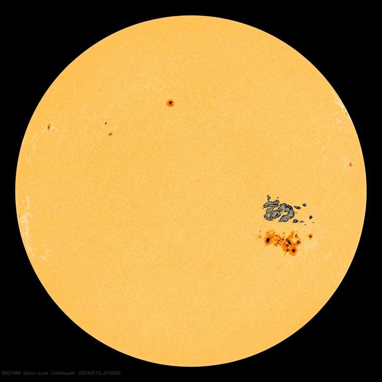 Sunspot AR3664 on May 10, compared to the spot that caused the historic Carrington event (Image: Reproduction/NASA/SDO/AIA/spaceweather.com)