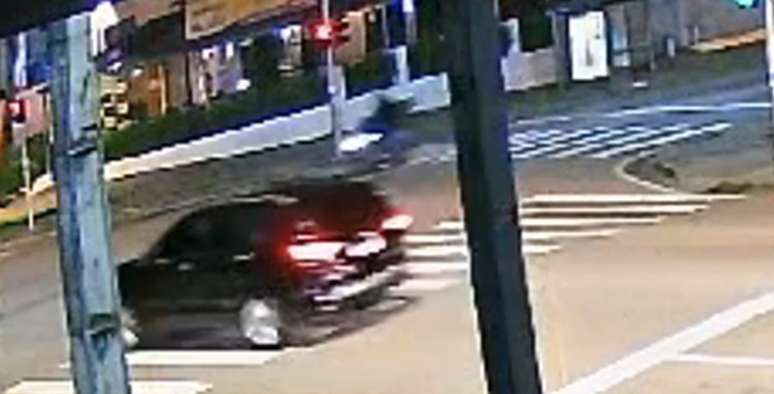 Momento em que viatura descaracterizada da PM e moto batem &ndash;