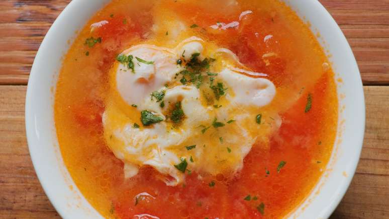 Sopa de tomate com ovos –