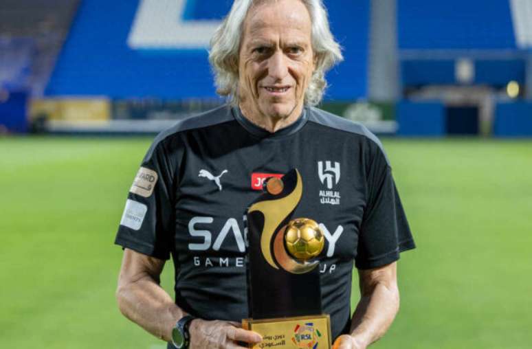 Divulgação / Al-HIlal - Legenda: Jorge Jesus posa com troféu de melhor treinador do Campeonato Saudita -