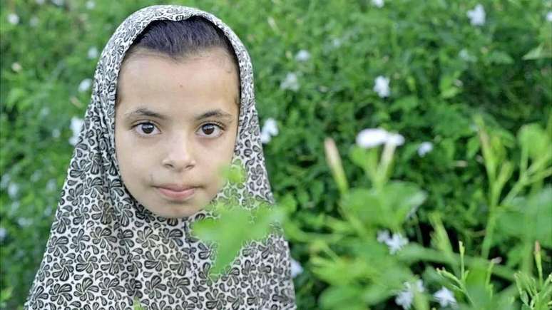 Basmalla tem 10 anos de idade. Ela e seus irmãos colhem jasmim à noite para ajudar a mãe