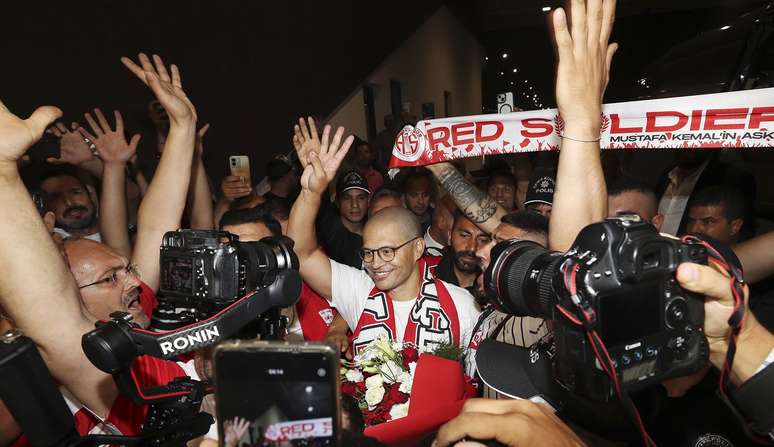 Alex chegou à Turquia na noite de terça, 28