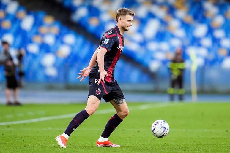 Stefan Posch (Bologna) durante jogo contra o Napoli no dia 11.05.2024 