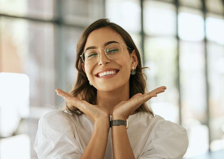 Faz bem? Ajuda a clarear? Mitos e verdades sobre o carvão ativado para os dentes 