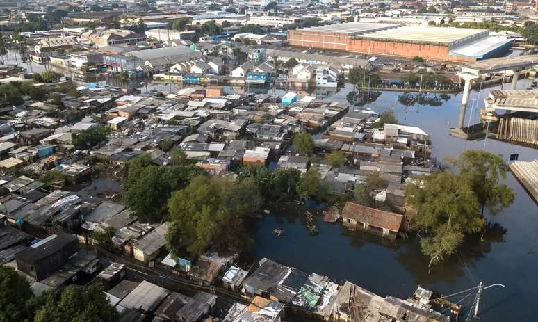 Vila Farrapos, no Humaitá, zona norte de Porto Alegre, tem protestos de pobres, pretos e pardos alagados desde 3 de maio