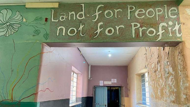 O slogan do movimento Reconquiste a Cidade – 'Terra para as pessoas, não para lucro' – adorna a parede do hospital ocupado.