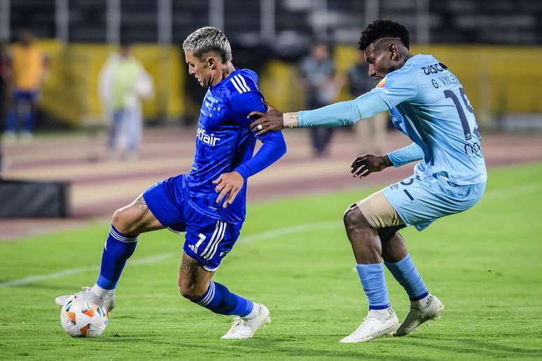 Jogador de Cruzeiro e Universidad Católica-EQU disputam bola pela Sul-Americana