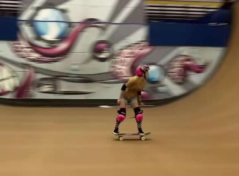 Australiana de 14 anos faz o primeiro 900 de uma mulher no skate 