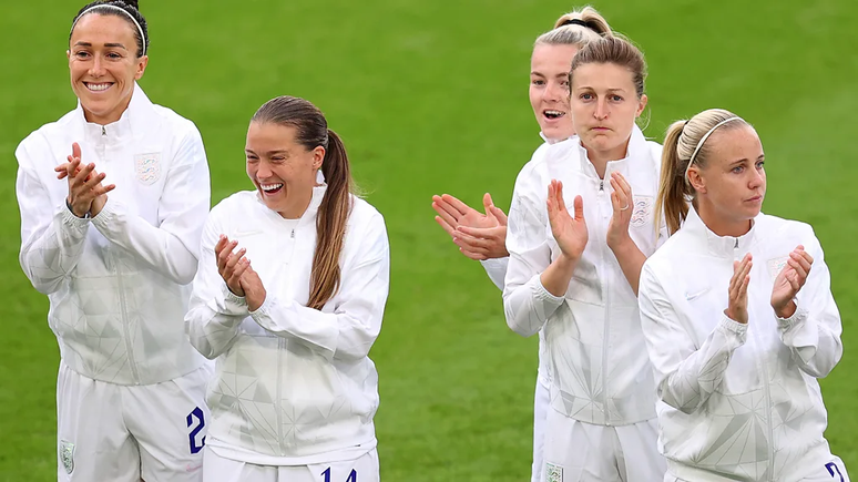 Applause can mark a transition, for example between the national anthem and the start of a sporting event Applause can mark a transition, for example between the national anthem and the start of a sporting event