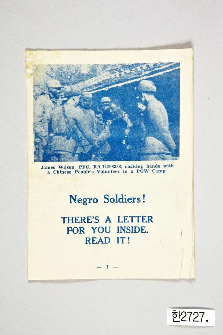 Folheto direcionado aos soldados negros americanos das forças da ONU, lideradas pelos EUA, para não morrerem em vão, pois estavam sendo discriminados por soldados brancos