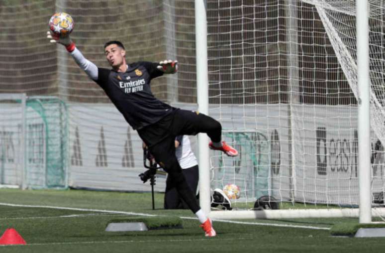 Thomas Coex/AFP via Getty Images - Legenda: Lunin durante treinamento do Real Madrid -