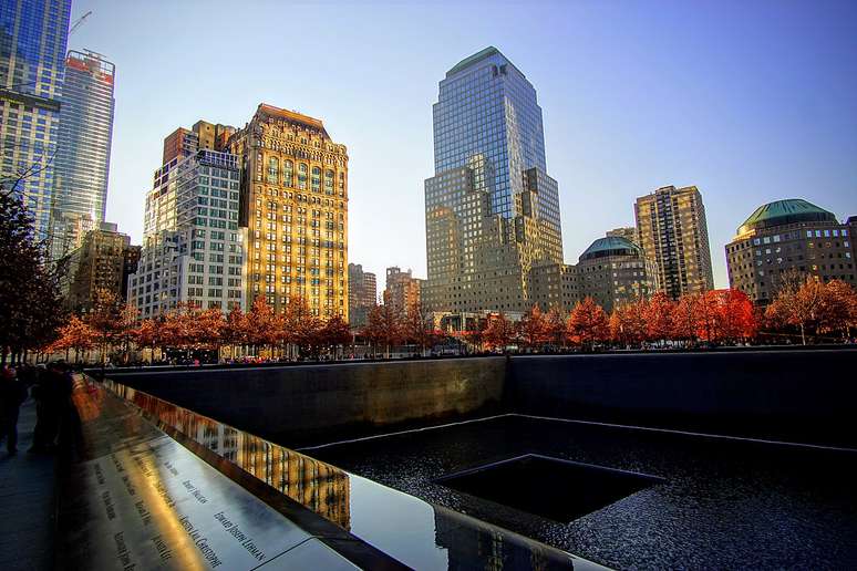 Uma das vistas mais marcantes do memorial são as duas piscinas refletoras no espaço onde ficavam as torres originais, ladeadas pelos nomes das vítimas