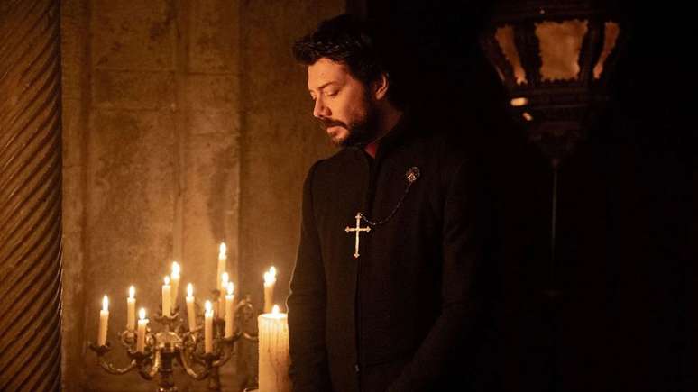 O ator Álvaro Morte é quem dá vida ao padre Sal de Imaculada (Imagem: Divulgação/Neon)