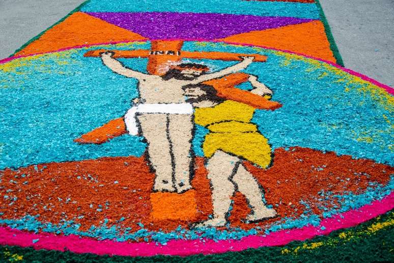 A pr&aacute;tica dos tapetes de rua promove a uni&atilde;o das comunidades e a express&atilde;o art&iacute;stica popular 