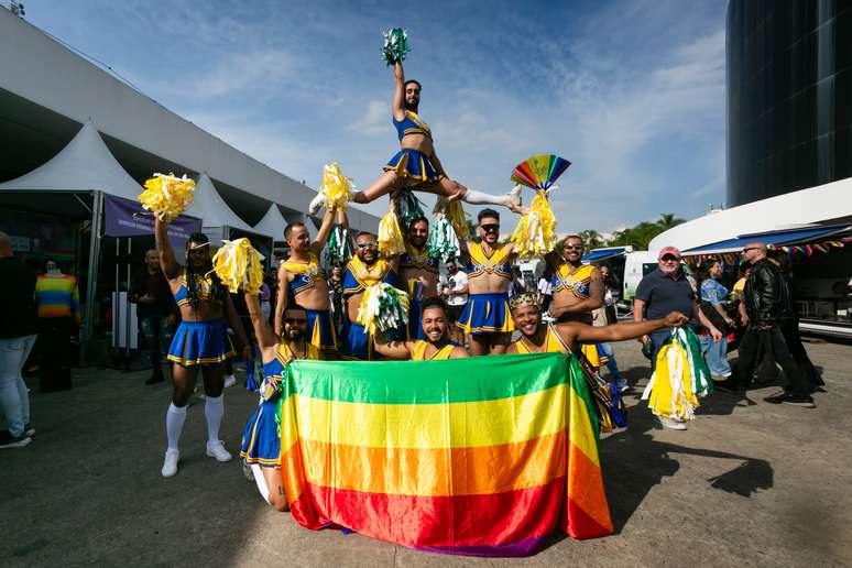 Grupo de cheerleader se apresenta na Feira Cultural da Diversidade LGBT+