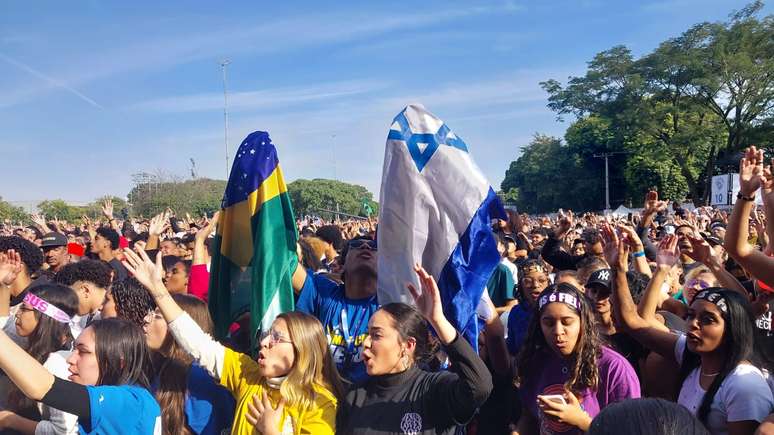 Bandeiras do Brasil e de Israel na Marcha Para Jesus