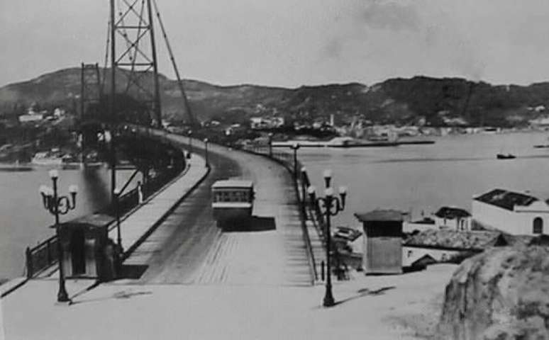 A Ponte Hercílio Luz, com pavimentação em madeira, em 1935