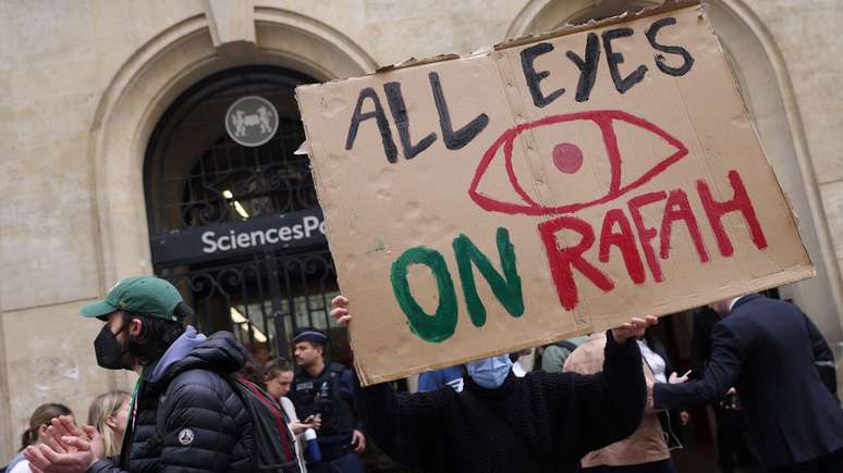 Estudantes ocupam a rua em frente ao prédio da Universidade Sciences Po, em Paris, com placa que diz 'Todos os olhos voltados para Rafah'