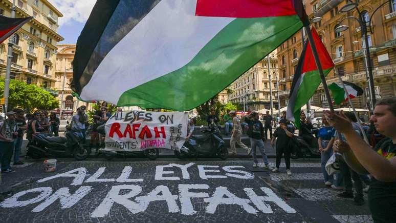 A frase 'Todos os olhos voltados para Rafah' foi pintada no chão durante protesto de estudantes pró-Palestina em Nápoles, na Itália