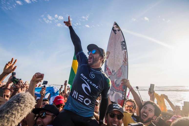 Italo Ferreira campeão em Teahupo na WSL. 