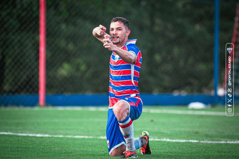 Breno Alan comemora o primeiro gol da partida. 