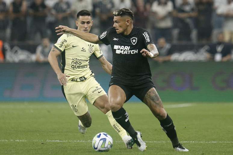 Corinthians e Botafogo em confronto pelo Brasileirão 2023 