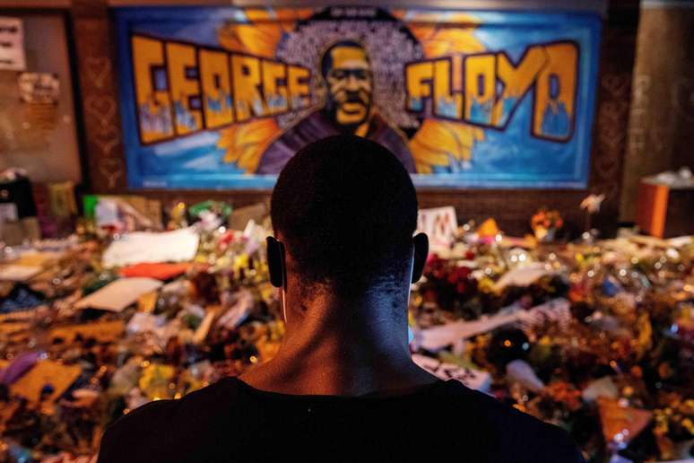 A campanha Black Lives Matter após o assassinato de George Floyd por um policial dos EUA virou um movimento mundial