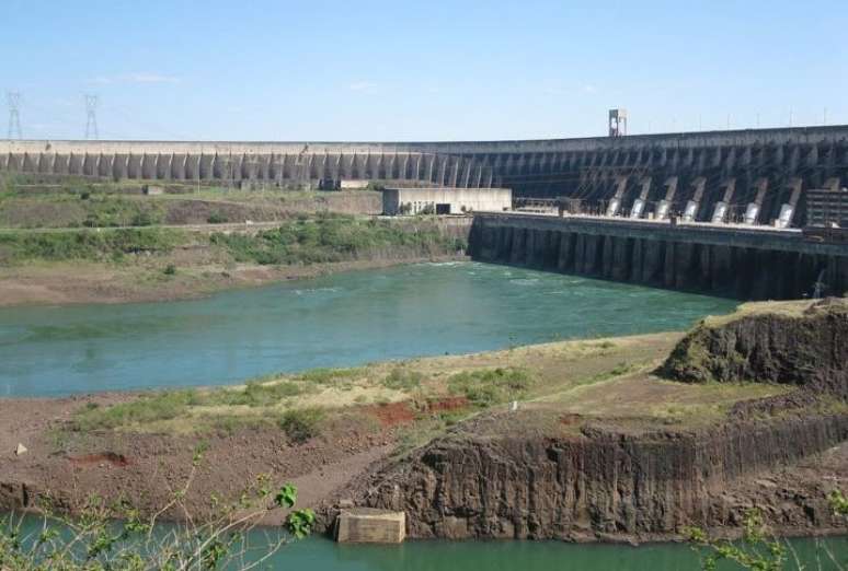 Com 20 unidades geradoras de 700 MW cada e projeto hidráulico de 118 m, Itaipu tem uma potência de geração de 14 mil MW, suficiente para abastecer cerca de 17% da eletricidade consumida no Brasil e 90% da consumida no Paraguai.