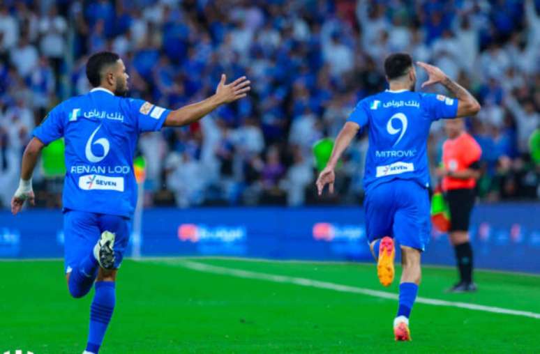 AFP via Getty Images - Legenda: Jogadores de Al-Hilal e Al-Nassr em disputa de bola na final da Copa do Rei Saudita -