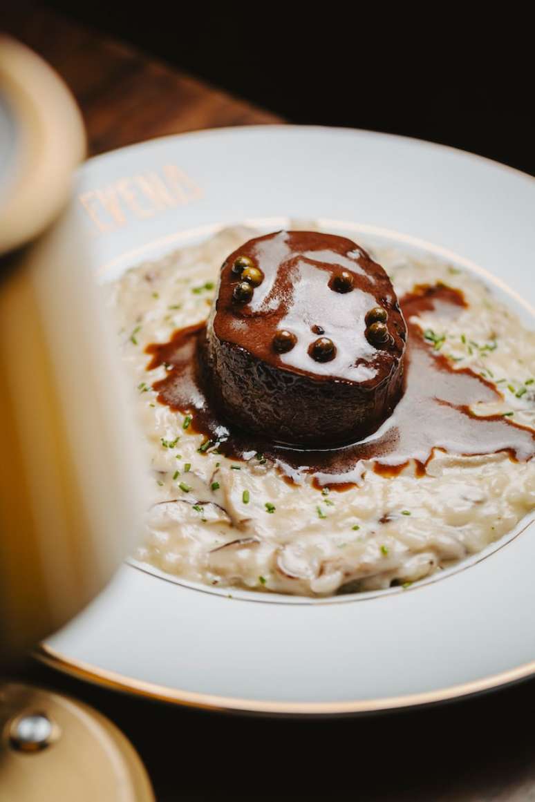 Filet au poivre é acompanhado por um risoto de cogumelos.