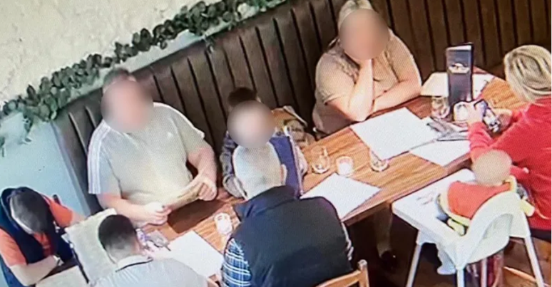 O casal ia acompanhado de seus filhos e outros familiares