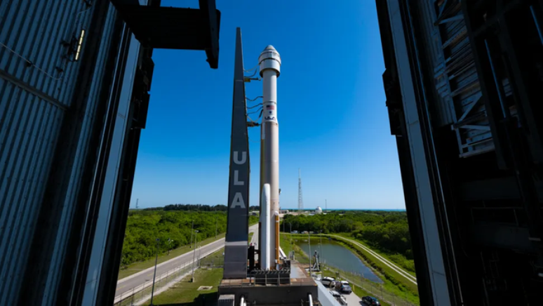 Foguete Atlas V e Starliner rumo à plataforma de lançamentos (Imagem: Reprodução/ULA)