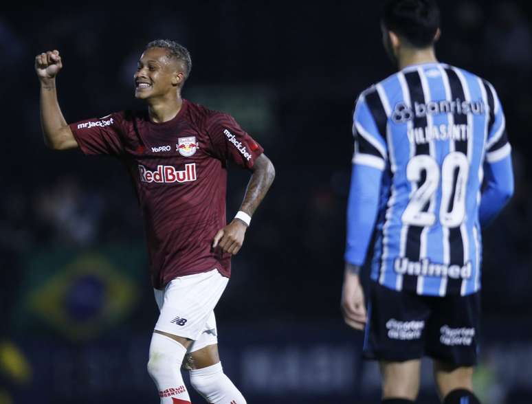 Red Bull Bragantino encara o Grêmio na retomada do Brasileirão. 