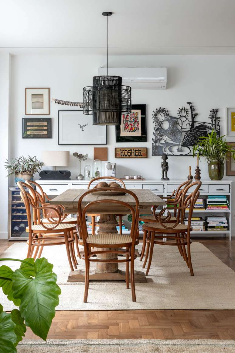 Memories and travel stories permeate the 170 m2 apartment
