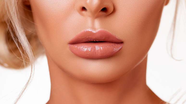 Preenchimento labial dá volume e contorno os lábios
