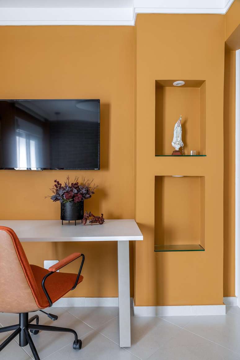Pr&oacute;ximo ao home office presente no dormit&oacute;rio, o nicho em drywall trouxe volume &agrave; estrutura e serviu de orat&oacute;rio.