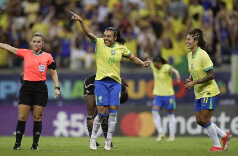 Foto : Lívia Villas Boas / CBF - Legenda: Marta em campo pelo Brasil