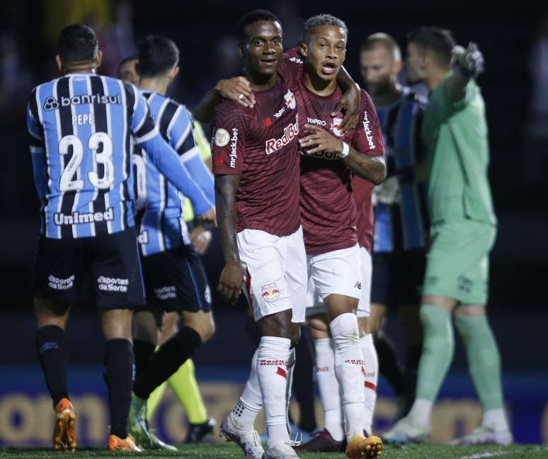 Massa Bruta encara o Grêmio na retomada do Brasileirão. 