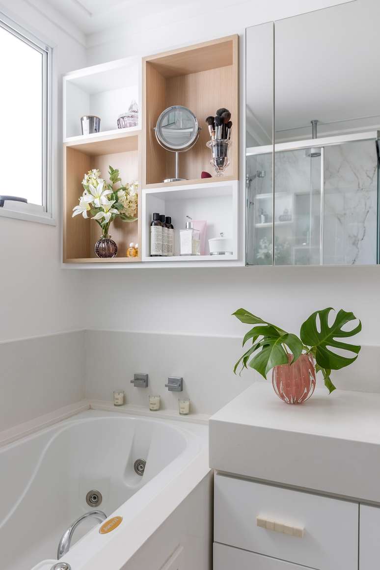 Acima da banheira, a arquiteta Cristiane Schiavoni considerou uma composi&ccedil;&atilde;o de nichos em MDF. Segundo ela, esse banheiro propicia dissipa&ccedil;&atilde;o da umidade, ao contr&aacute;rio de um box fechado.