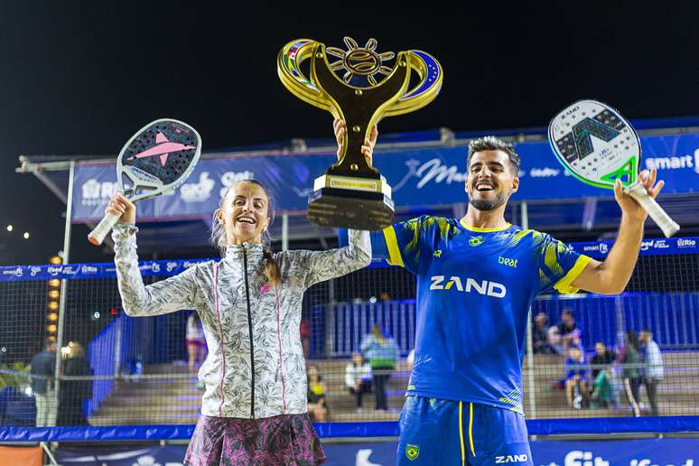 Antomi Ramos e Nicole Nobile com o troféu da Lopes Cup /