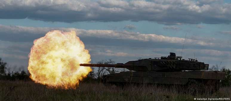 Tanque ucraniano em exercício perto do front em Donetsk