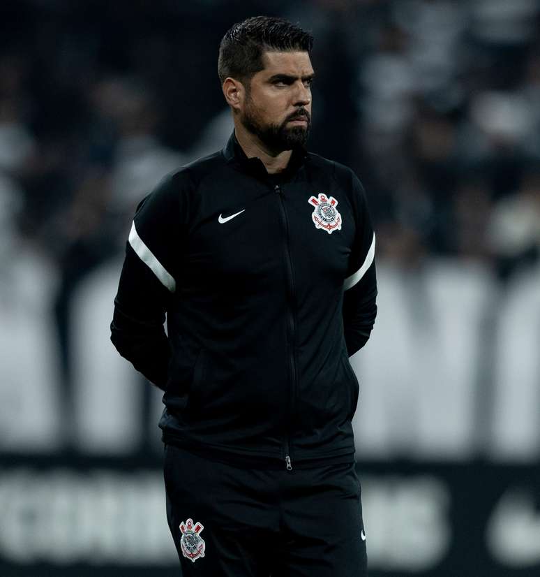 António Oliveira rechaça briga contra o rebaixamento pelo Corinthians após derrota para o Botafogo. 