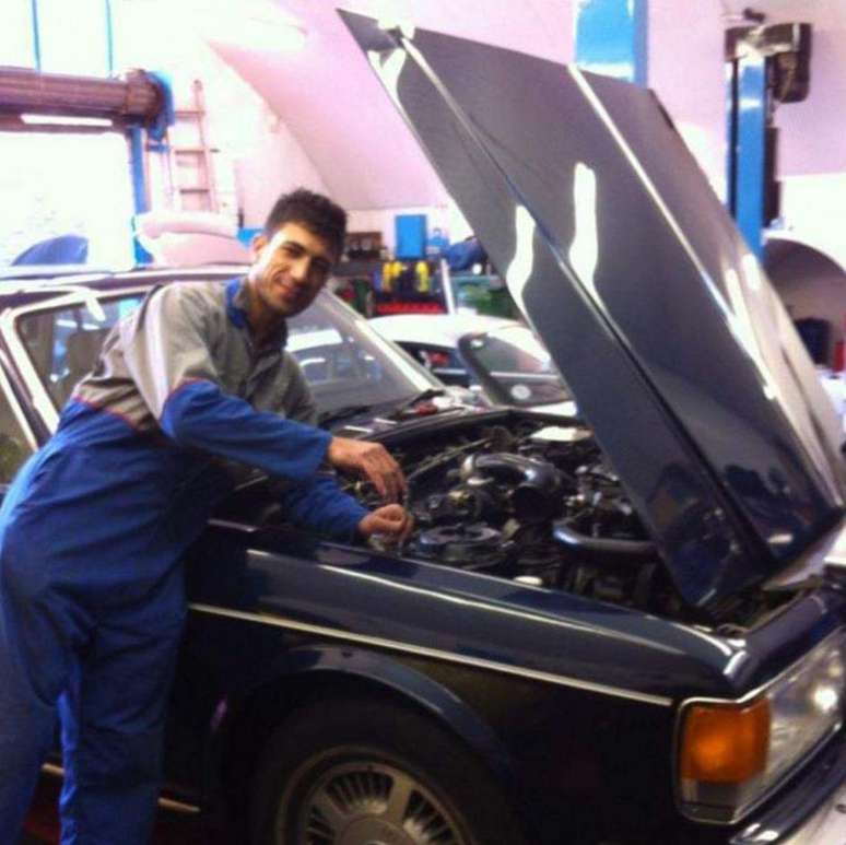 Barzan Majeed em 2012, quando trabalhava com mecânico de automóveis em Nottingham, no Reino Unido