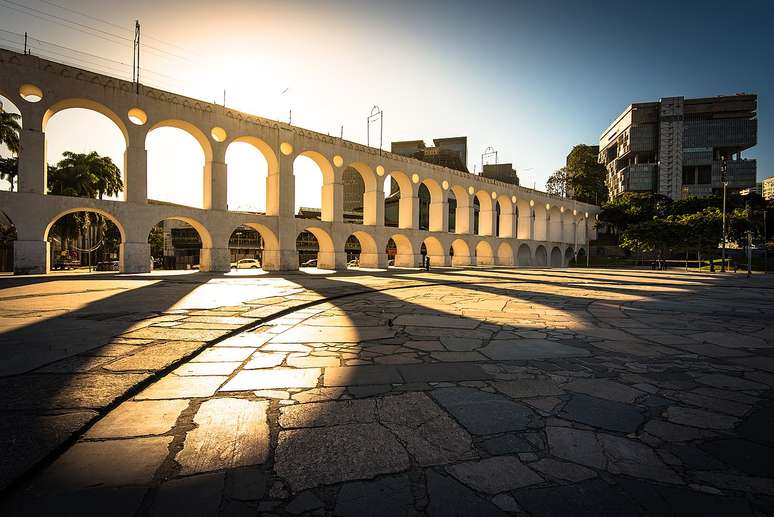 Inaugurados em 1750 com sua forma atual, arcos passaram de aqueduto a caminho de bondes, convertendo-se em ponto de encontro clássico do Rio