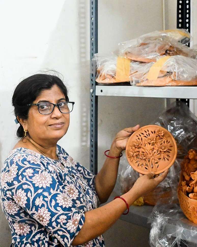 Os conhecimentos da premiada artista de argila, Dolon Kundu, estão servindo também para a produção das estruturas de resfriamento.