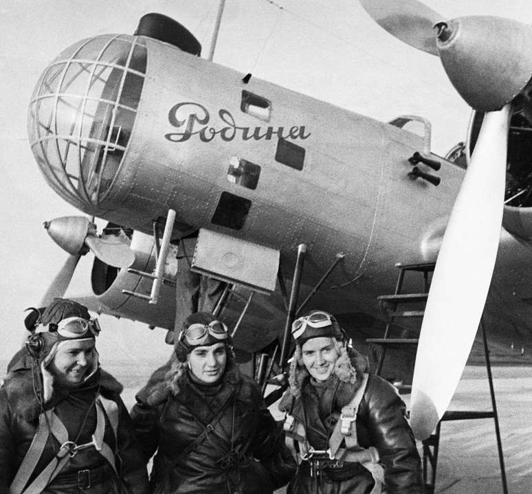 Marina Roksova (à direita) com Polina Osipenko (à esquerda) e Valentina Grizodubova bateram o recorde mundial feminino de voo sem escalas em 1938, a bordo do Tupolev ANT-37bis 'Rodina', com o qual percorreram 6 mil quilômetros