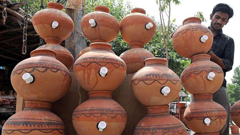 Durante séculos, os potes "matka" de barro ajudaram a manter a água fresca